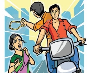 Chain snaching with a woman in gurgaon