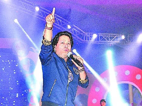 Taj mahotsav danced on Kailash's Tyre 