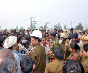 police lathicharge on mob, threw stones at police