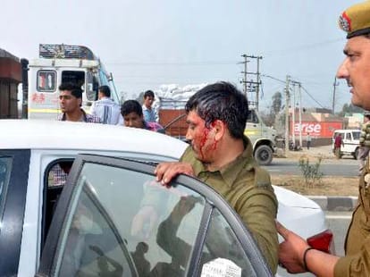 police lathicharge on mob, threw stones at police