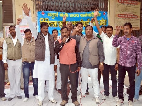 chaturth shrani karmcharari hartaal per