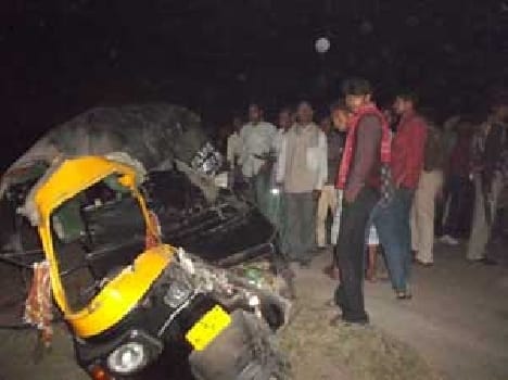 Truck-Tempo loggerheads, two killed