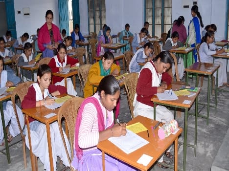 tisrai din vaanigya auar arthshastra ki parikshain houian