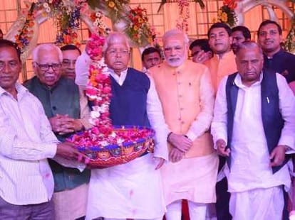 Modi attends Mulayam's grandson tilak ceremony, know why.