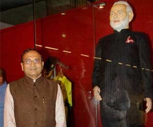 a conman targets to cheat the owner of modi suit 