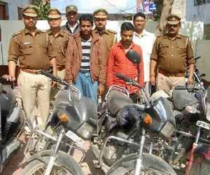 Police caught thieves in Lucknow, Uttar Pradesh.
