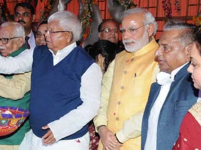 Modi attends Mulayam's grandson tilak ceremony, know why.