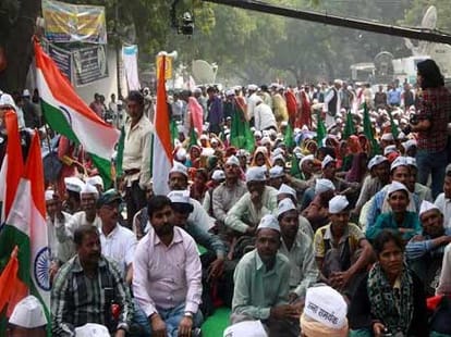 kejriwal shares stage with anna hazare