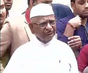 Anna hazare Protest at jantar mantar on Land Acquisition bill