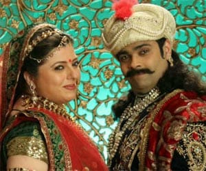 Jodha makes Akbar her Rakhi brother