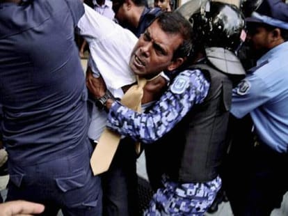 maldive police dragged to ex president into court.