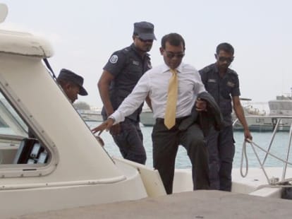 maldive police dragged to ex president into court.