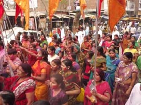 Bktaen played Holi with the black