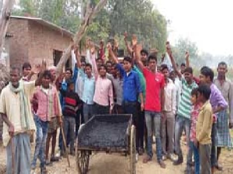 The villagers stopped road construction , the protesting