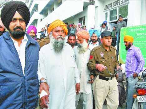 3 smuggler arrested with 250 million heroin at pak border