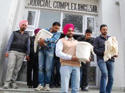 3 smuggler arrested with 250 million heroin at pak border