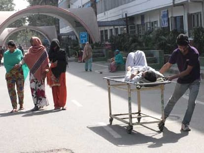 12 Students saved a pakistani patient