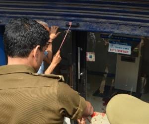 Loot and triple murder in Lucknow.