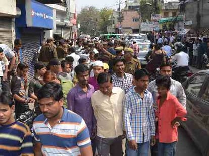 Mobile pics give clue of bank loot in Lucknow.