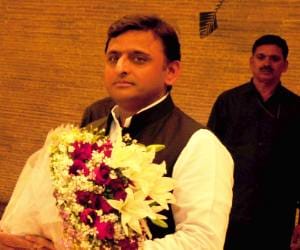 Akhilesh Yadav addresses IPS officers.