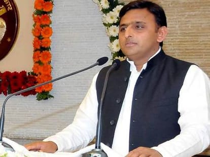 Akhilesh Yadav addresses IPS officers.