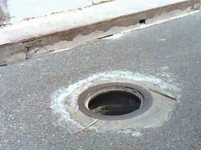 seiner ias officer fall in to an open manhole near rajniwas in delhi