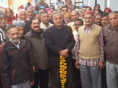 BJP MLA Narinder Thakur sends defamation notice to eight congress leaders.