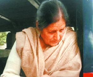 snatching with fci retired manager by 2 ladies