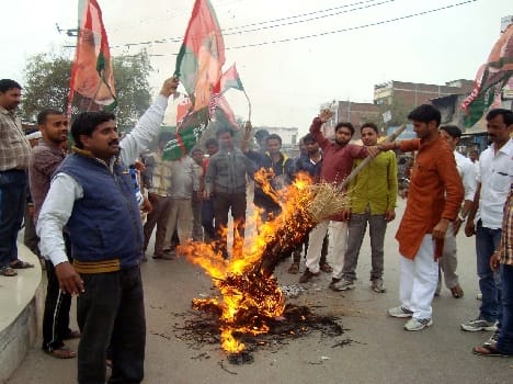 sp workers blew effigy of PM