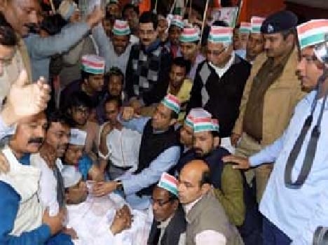 Farmers , Congress workers furore