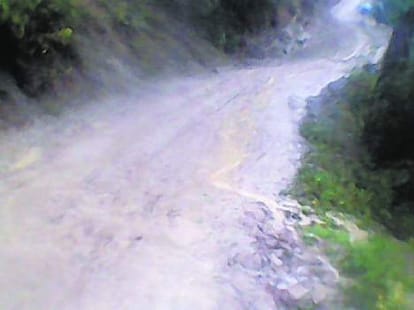 rain create trouble for bride and bridegroom in kangra.