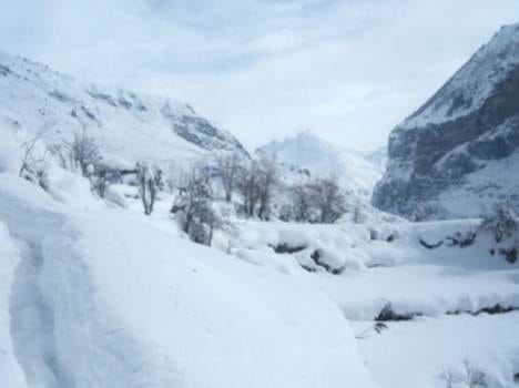 woman cross  Rohtang Pass for crop in himachal.