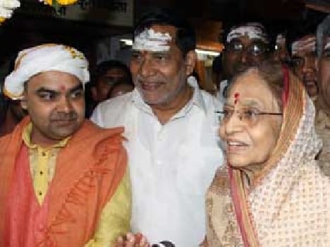 Ex. President Pratibha Devisingh Patil arrived Baba court