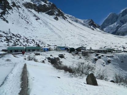 glacier broken, two soldier died.