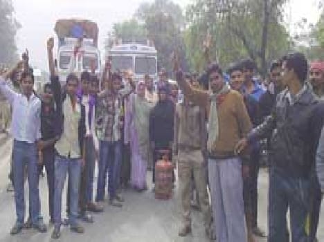 Blocked roads to demand the cylinder 