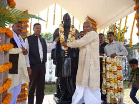 The child became moist eyes in memory of Babu