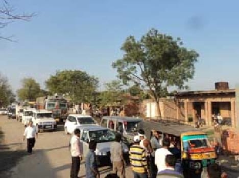 Jaunpur - Shahganj pipal tree fell on the road