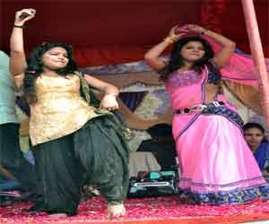 Holi Dancer then drifts in Milan Mayor-officer.