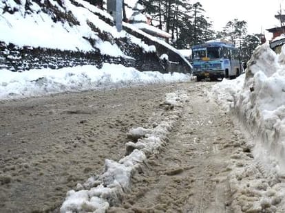 srinagar-jammu highway remains closed, thousands stranded