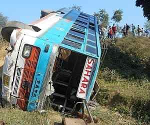 Sixteen people injured in an bus accident.
