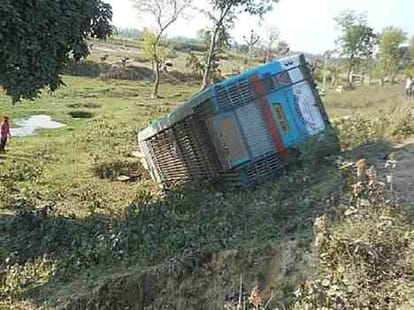 Sixteen people injured in an bus accident.