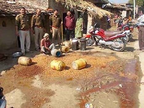 Kaushambi caught quarter million liquor