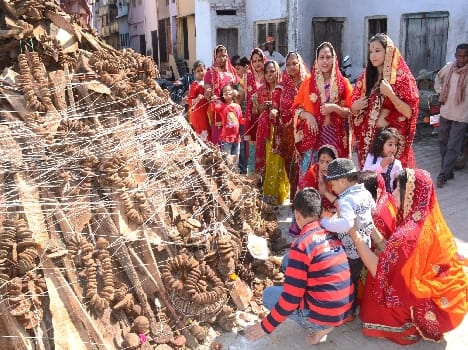 Women have Bonfire worship