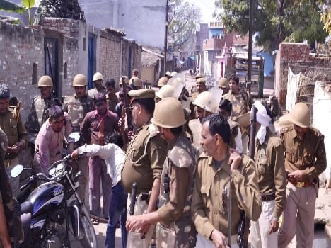 Angry mob attack Four policemen injured