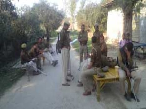 Bnjarepur village threw stones at the two sides , nine injured