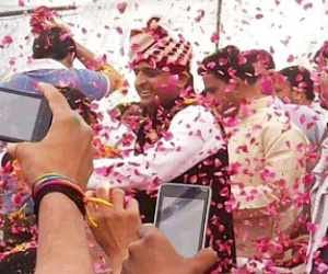 Akhilesh yadav holi celebration