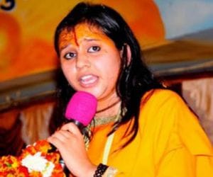 who praising pak should be hit with shoes says vhp leader balika saraswati.