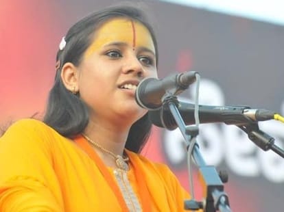 who praising pak should be hit with shoes says vhp leader balika saraswati.