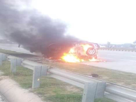 car catch fire at expressway