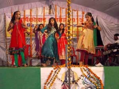  Won the hearts of children with songs and dance, looted applause